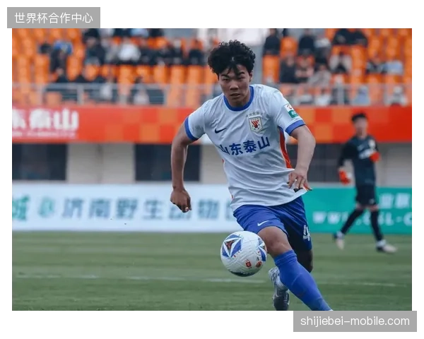 国字号核心依木兰在泰山队机会寥寥，其俱乐部出场时间不足成为成长瓶颈